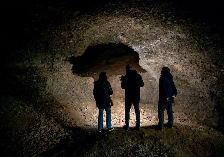 En el interior de la Cueva de la Muerte, en la finca del Carmen de los Porcel.