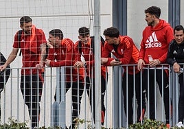 Borja Bastón, a la izquierda, junto a sus compañeros antes de viajar hacia Huesca.