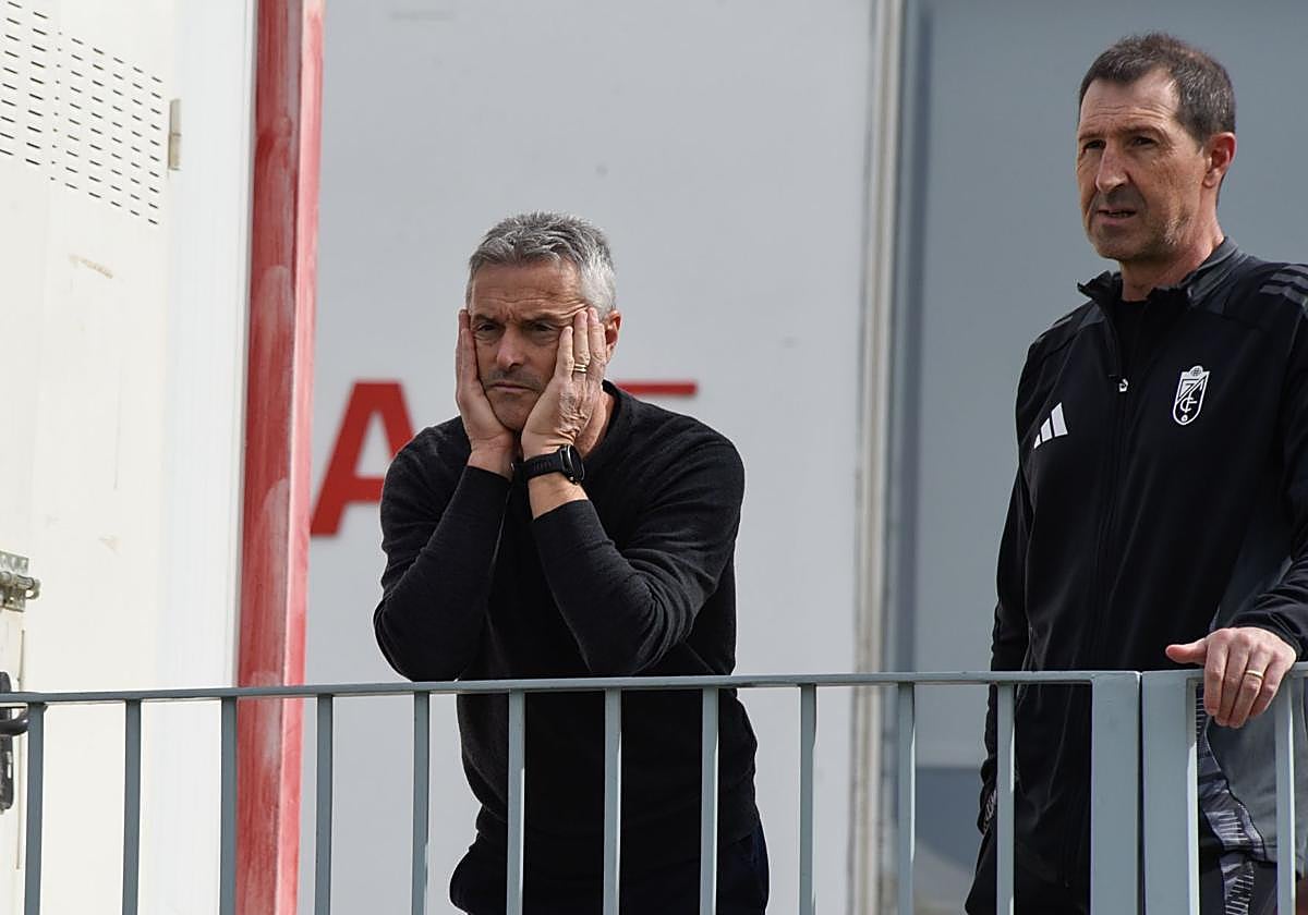 Fran Escribá atiende al partido del Recreativo este sábado antes de partir hacia Huesca.