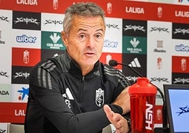 Fran Escribá comparece ante los medios de comunicación.