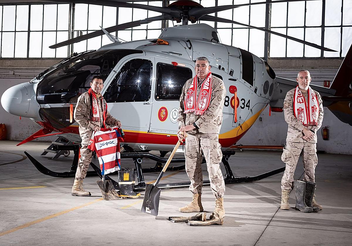 Mesa, Luna y Moreno posan en los hangares de la Escuela Militar de Helicópteros.