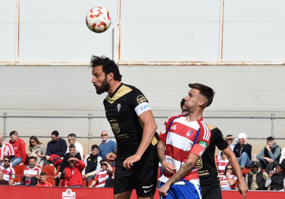 El exrojiblanco Germán Sánchez gana un balón aéreo a Mario González.