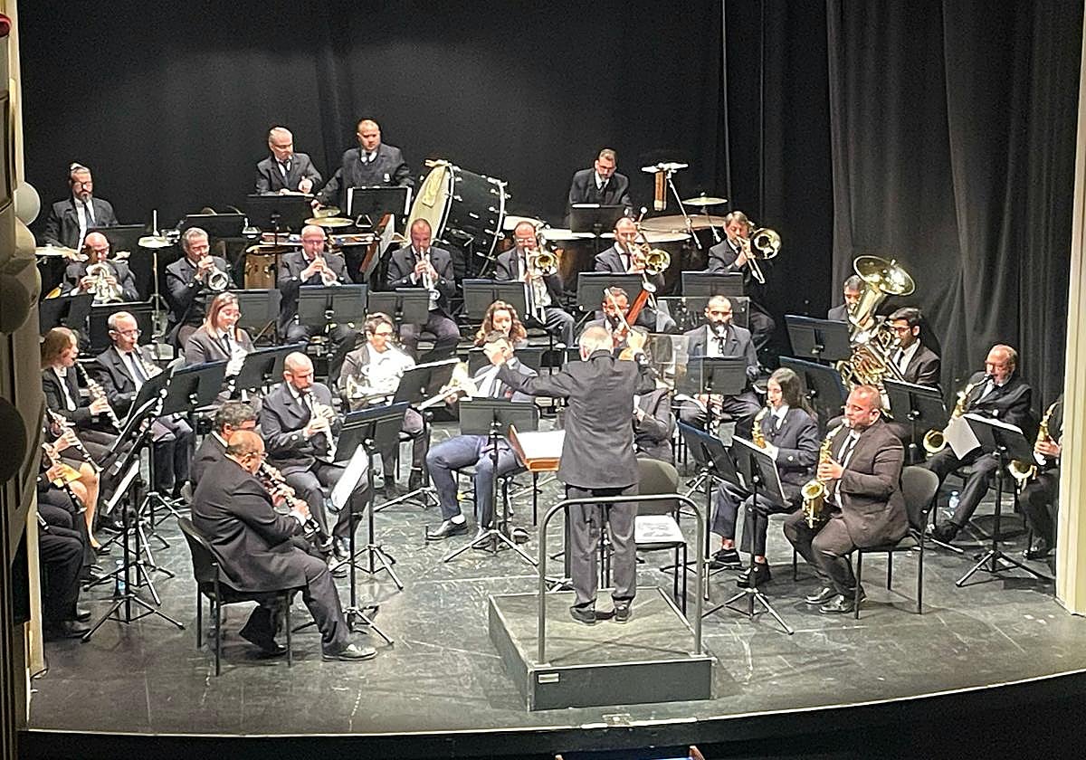 La Banda de Almería recorre los compositores andaluces en un nuevo concierto matinal en el Teatro Apolo