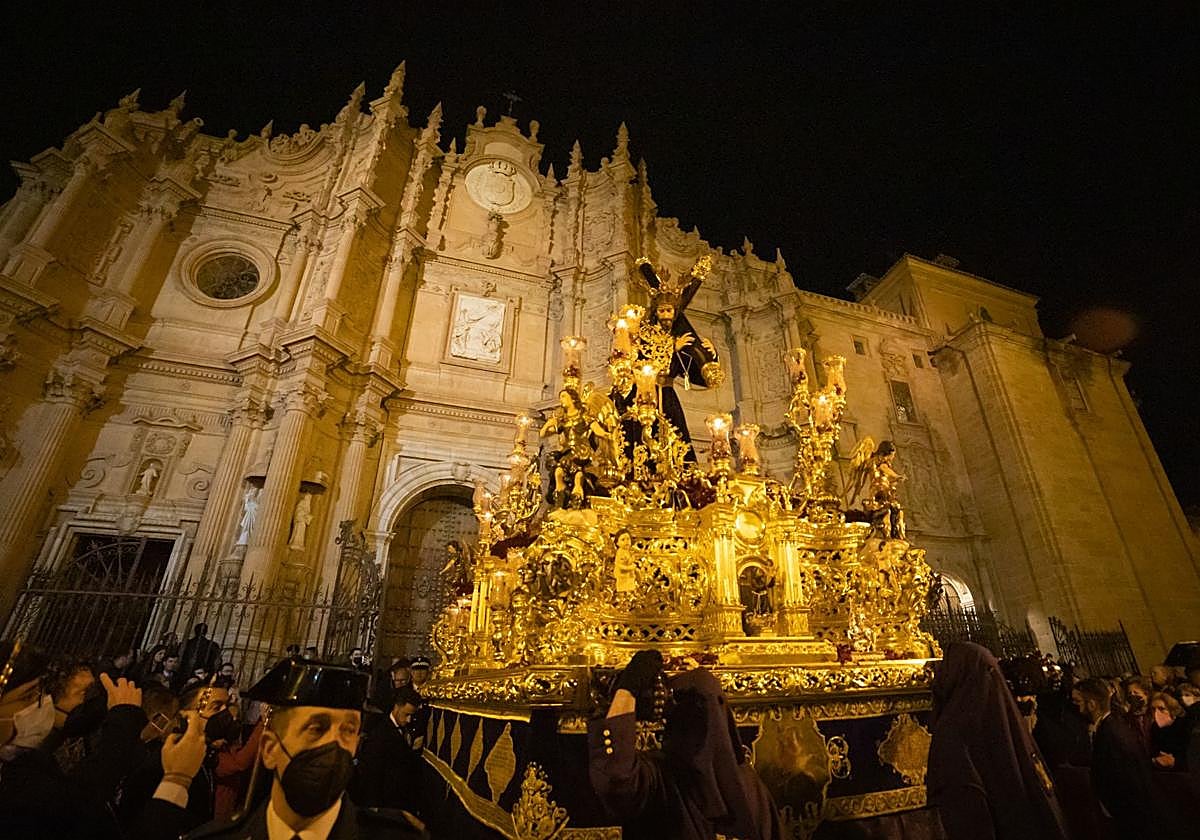 El Nazareno, en su solemne paso por la Catedral de Guadix durante la Semana Santa.