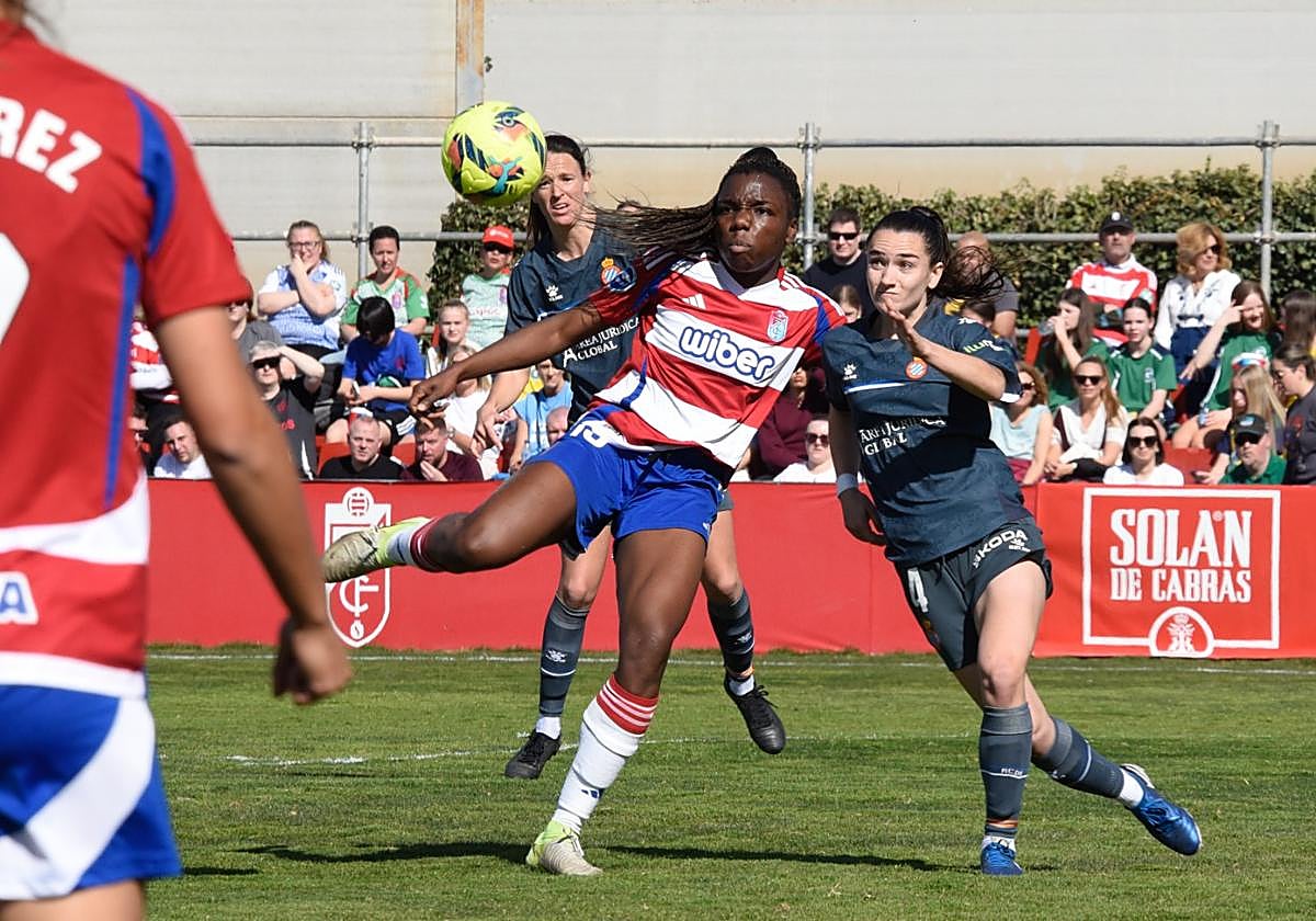 La rojiblanca Edna remata a portería ante el Espanyol.