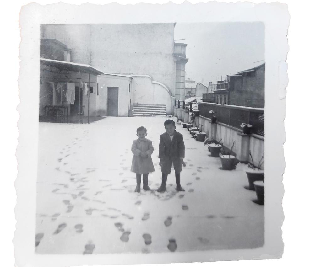 Imagen secundaria 1 - Rafael Conde, hijo de Manuel Conde Alcalá, con su familia en su casa en el edificio de la Compañía Granadina