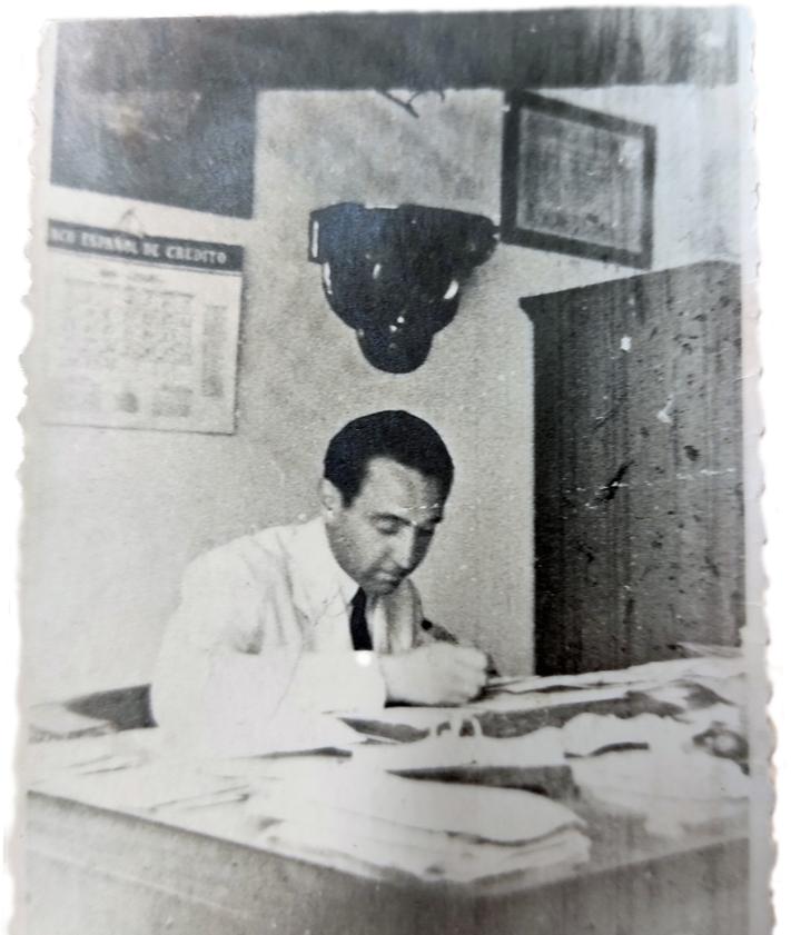 Imagen secundaria 2 - Rafael Conde, hijo de Manuel Conde Alcalá, con su familia en su casa en el edificio de la Compañía Granadina