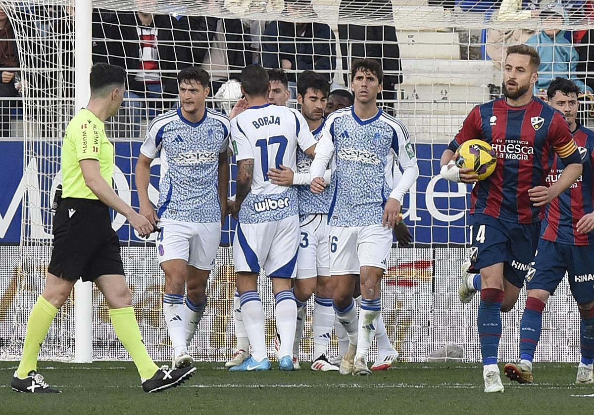 Borja Bastón felicita a Lucas Boyé tras su gol en El Alcoraz.