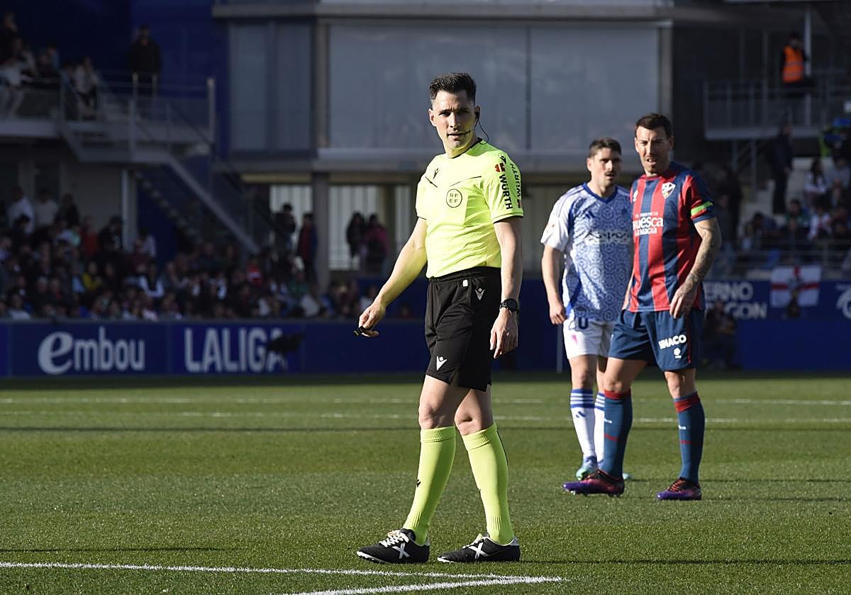 El colegiado Fuentes Molina en El Alcoraz.