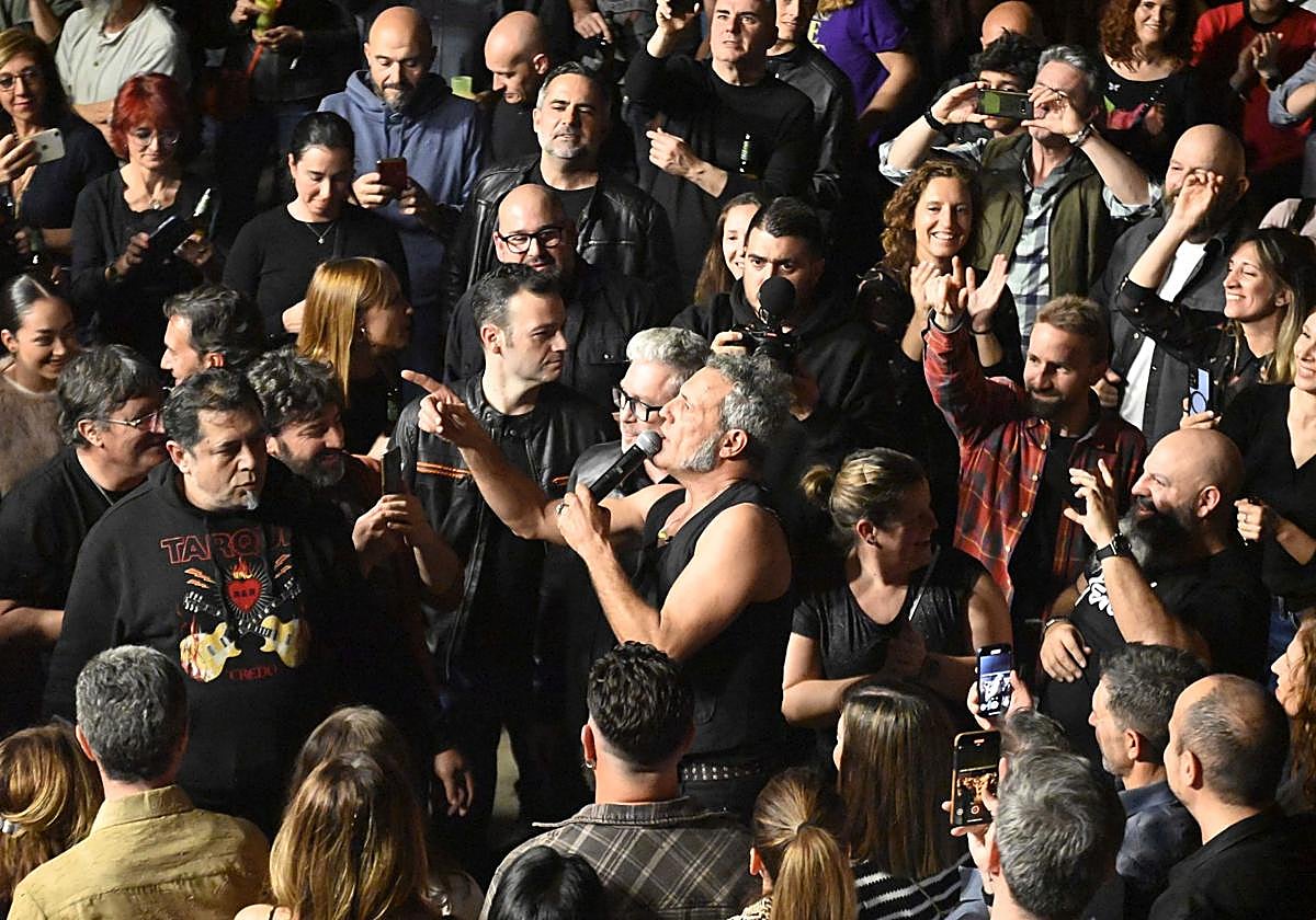 Carlos Tarque en su concierto en Granada.