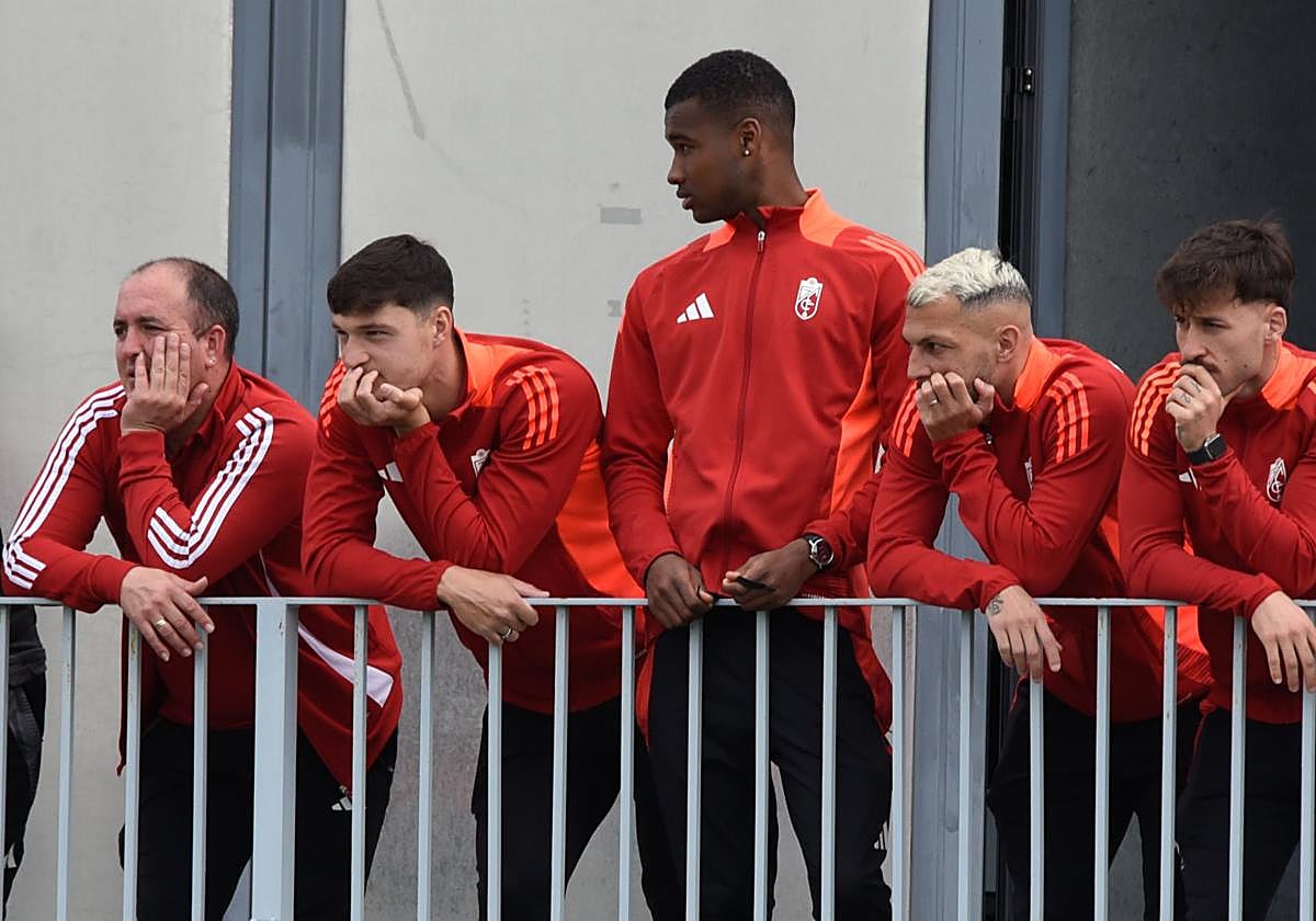 Miguel Rubio observa el partido del Recreativo junto a sus compañeros antes de salir hacia Huesca.