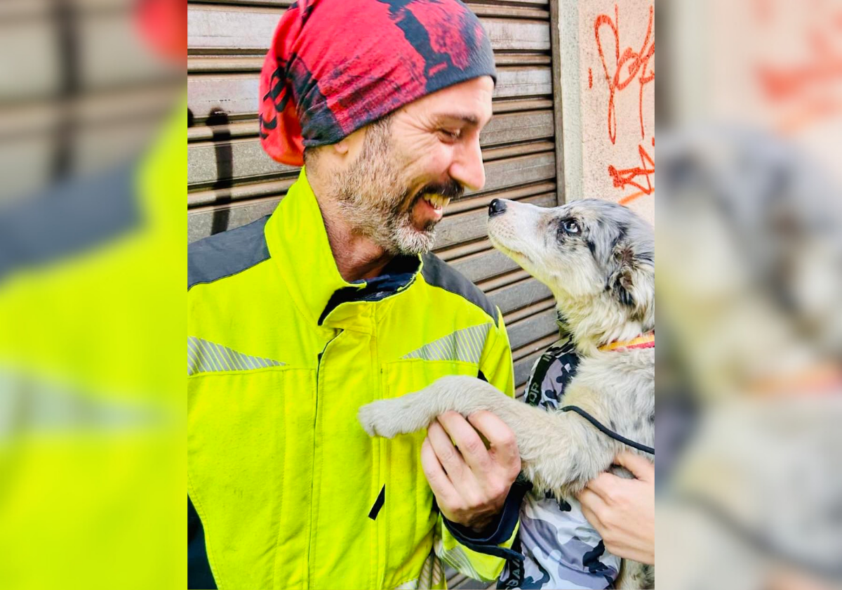 El perro se mostró cariñoso con Moisés Garrido, uno de los bomberos que lo salvó.