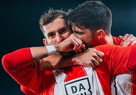 El beso, la demostración de amor, sobre todo por una victoria importantísima.