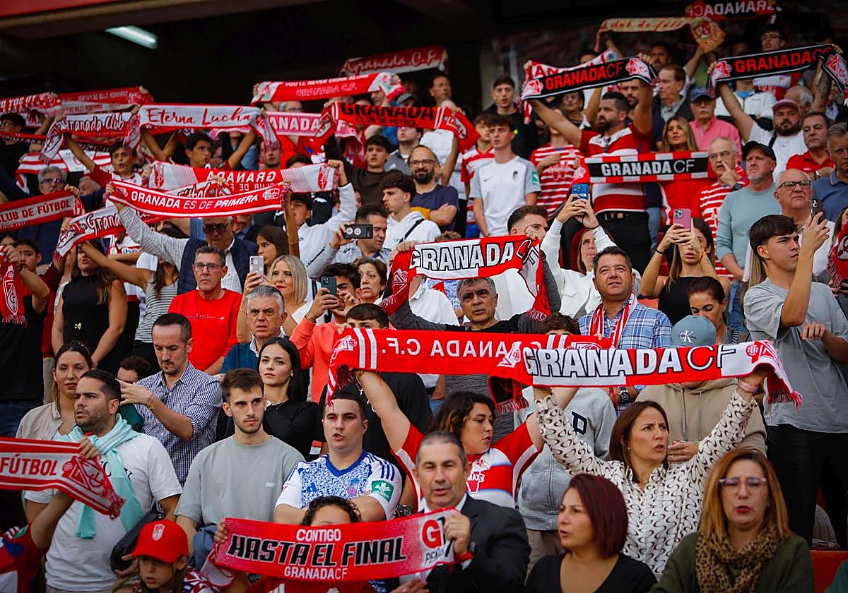 Aficionados del Granada en Los Cármenes durante el partido contra el Córdoba de esta temporada.