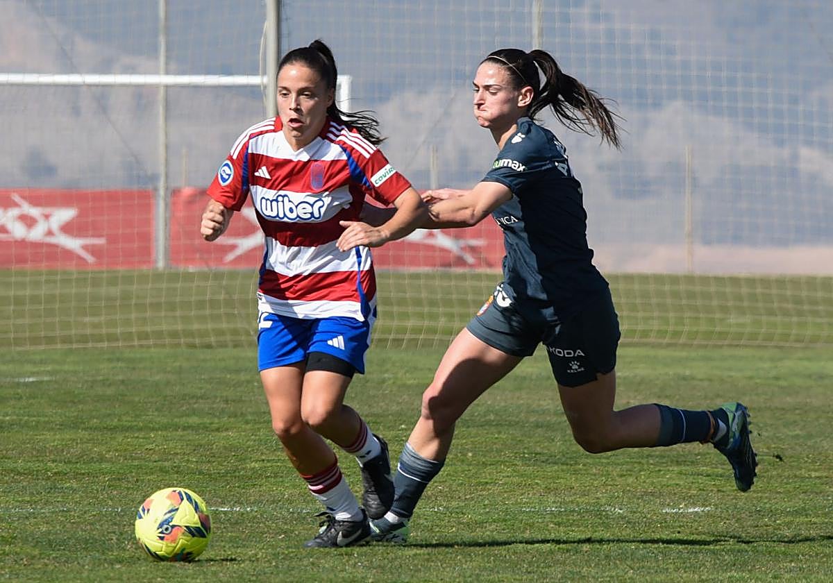 La rojiblanca Alba Pérez escapa de la entrada de una rival del Espanyol.