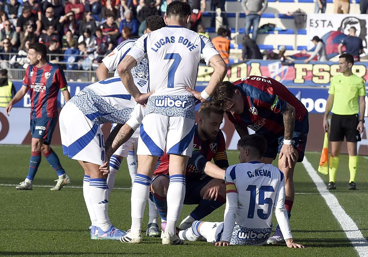 Carlos Neva se duele sobre el césped en El Alcoraz.