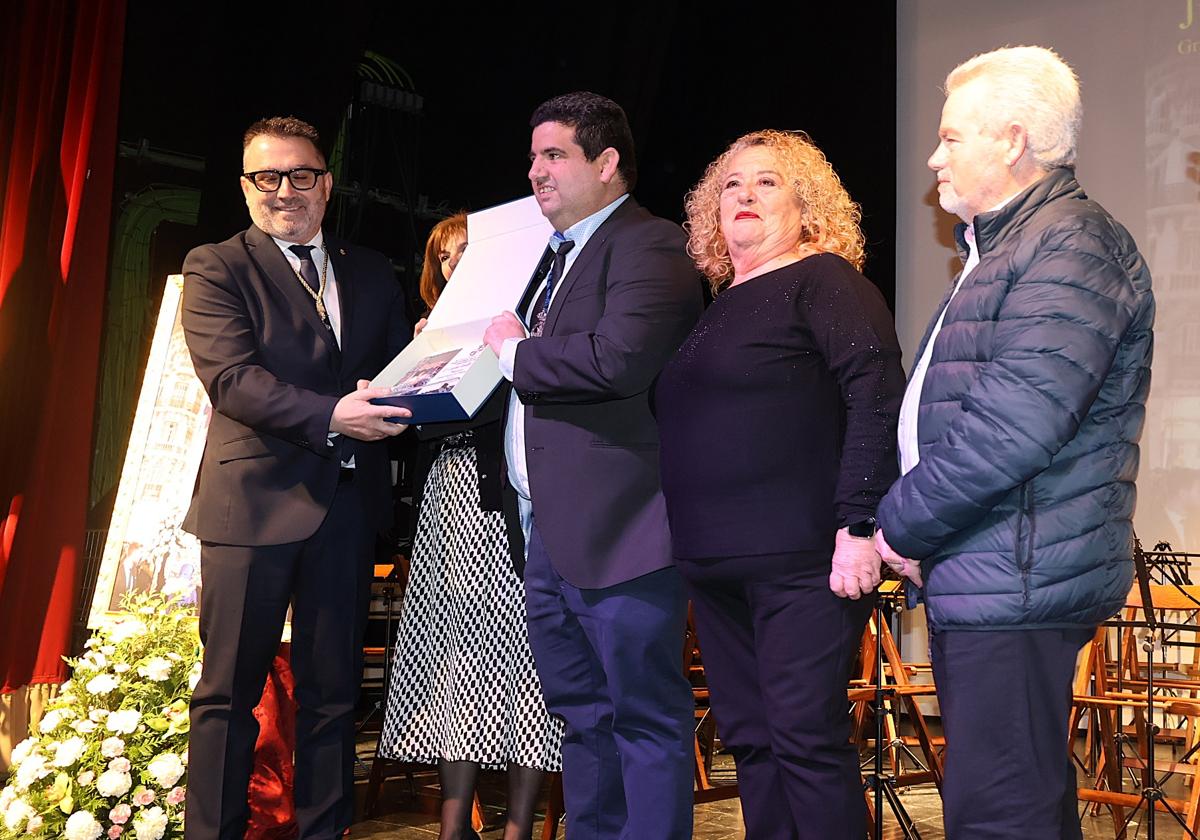 Estefan Rosillo, vocal de Discapacidad Funcional de la cofradía de la Redención, presenta el cartel de su hermandad