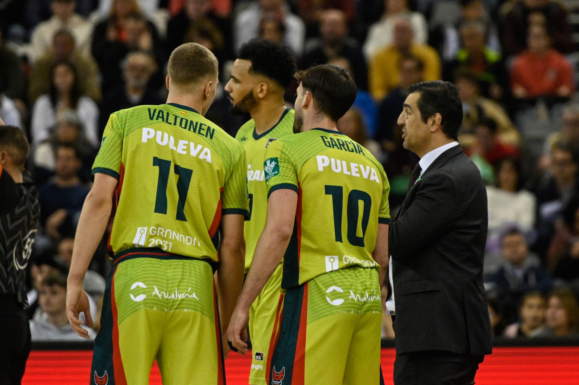 Amine Noua, en el centro, necesita que no le pidan tanto y le descarguen de un poco de responsabilidad.