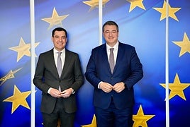 Juanma Moreno y Apóstolos Tzitzikostas este miércoles en Bruselas.