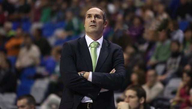 Curro Segura, exentrenador del CB Granada, mira el marcador en un partido.