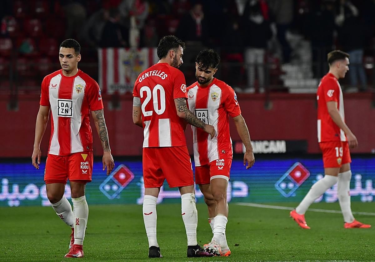 Arnau Puigmal se va felicitado por Centelles, con un vendaje en el muslo.