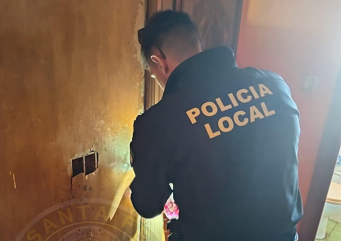 Momento en el que los agentes forzaban la vivienda.