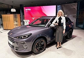 Teresa Gil, gerente de Vigilsa, posa con el nuevo Cupra Teramar.