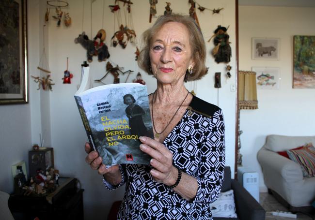 Carmen, con su libro y las marionetas.