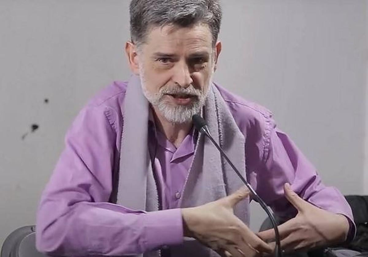 El aviso del famoso pediatra Carlos González a aquellos padres que siguen durmiendo con sus hijos