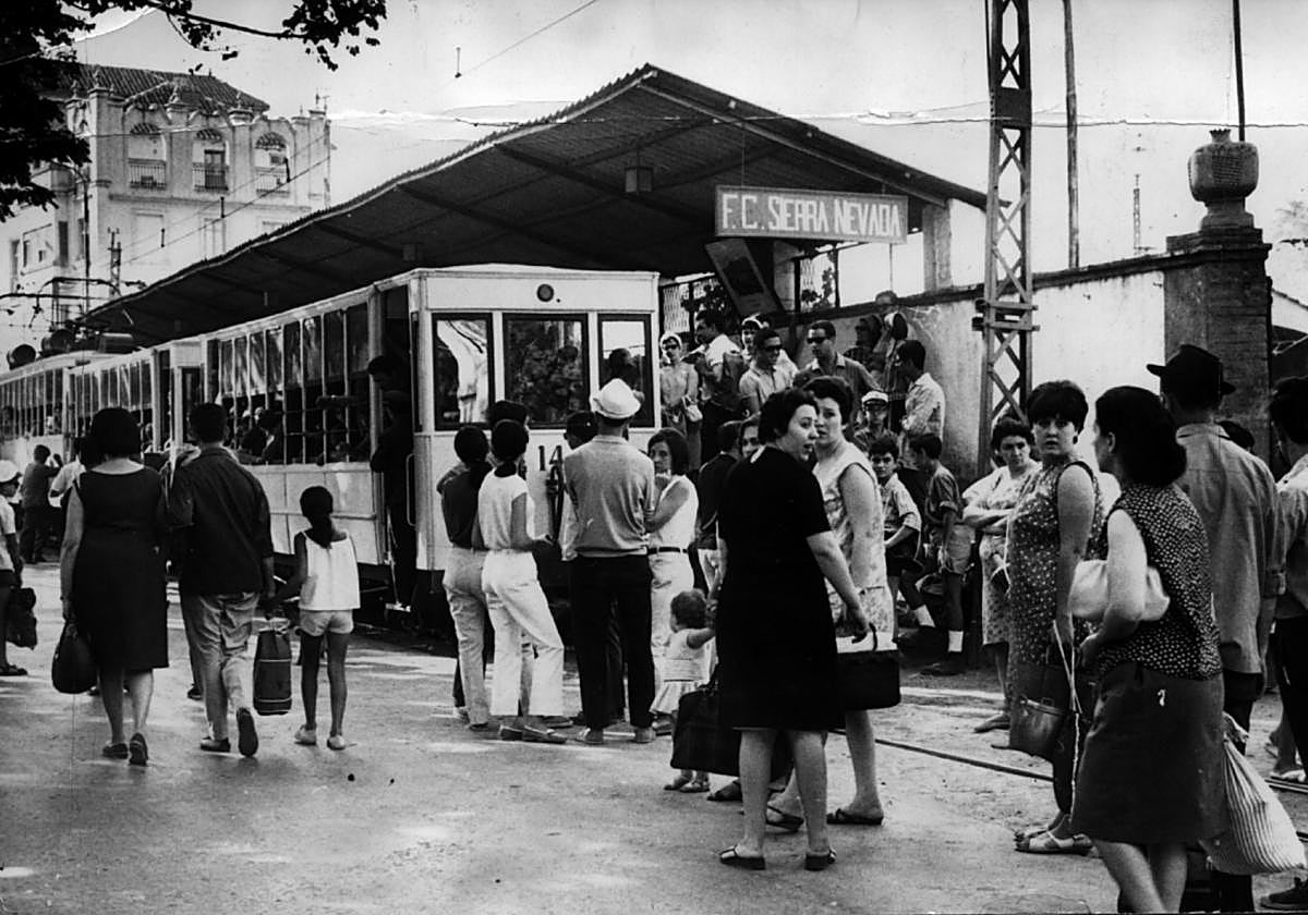 Jóvenes y familias se dirigen a coger el tranvía con destino a Sierra Nevada en 1968.