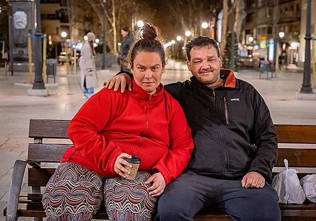 Ángel y Carmen son novios y se conocieron en la calle.