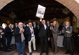 Antonio García alza la portada de IDEAL en presencia de Quico Chirino, Gregorio García y Marta Nievas.