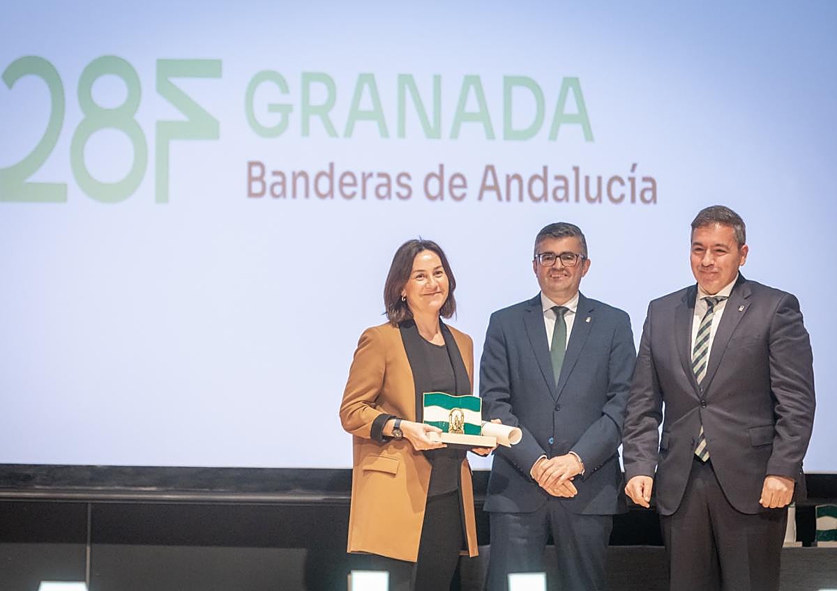 Imagen secundaria 1 - Distintos momentos del acto de entrega de las Banderas de Andalucía.