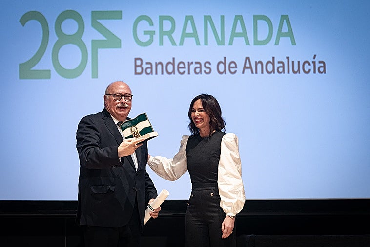 Eduardo Peralta recibe su galardón de manos de Rocío Díaz