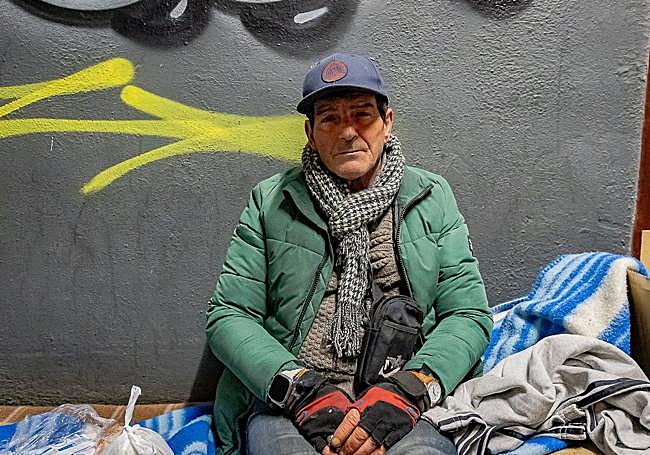 Jesús junto a la bolsa de comida de la parroquia.
