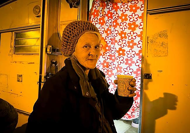 Mati recibe un vaso de caldo caliente.