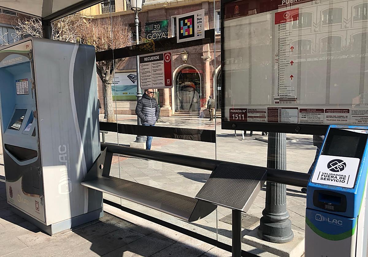 Una de las máquinas de validación de billete que está fuera de servicio