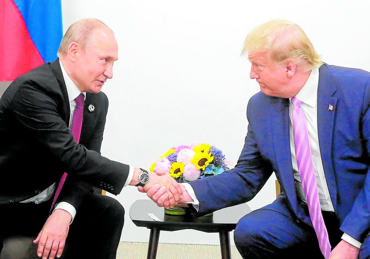 Trump y Putin estrechan la mano.