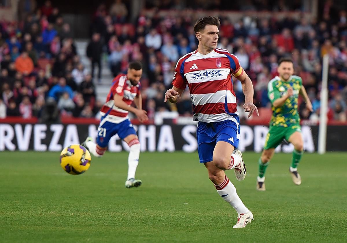 Lucas Boyé persigue un balón contra el Zaragoza.
