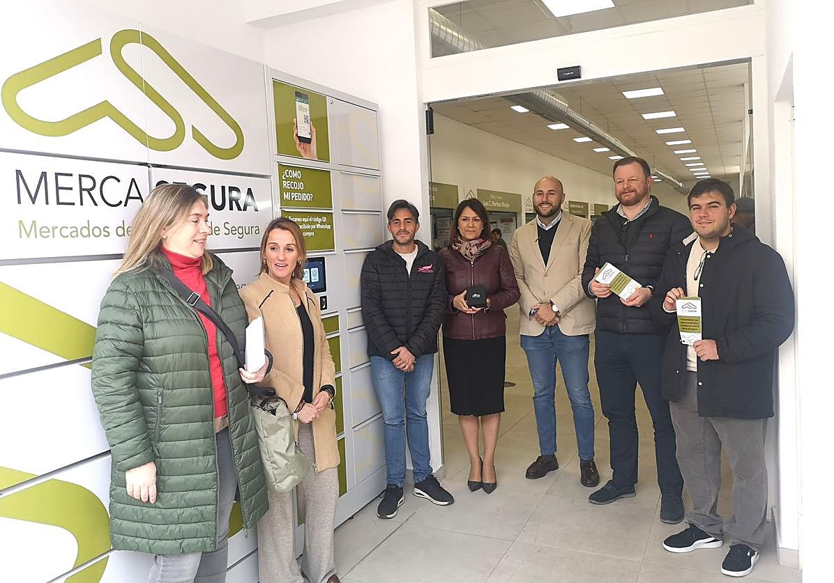 La alcaldesa de La Puerta de Segura con comerciantes y miembros del equipo de gobierno.