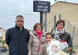 El alcalde Emilio Torres con familiares de María Luisa López.