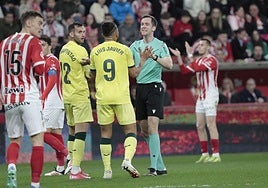 Luis Suárez habla con Galech Azpeteguia en un momento del partido