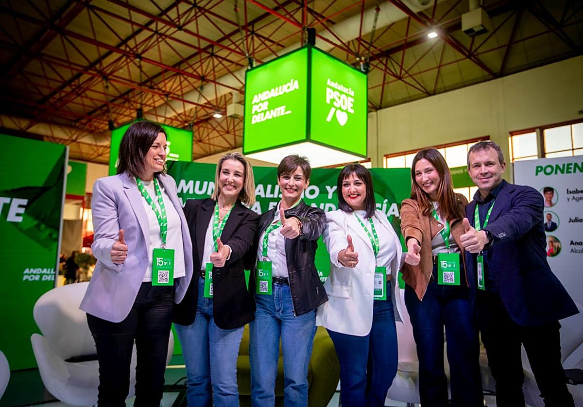 La ministra de Vivienda, Isabel Rodríguez, junto a la alcaldesa de Armilla, Loli Cañavate, y el resto de ponentes de la mesa redonda.