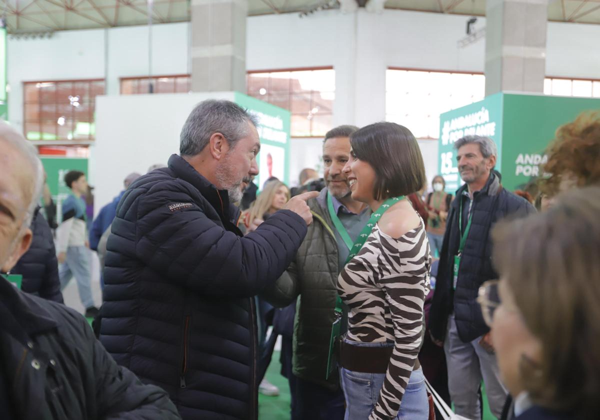 Juan Espadas conversa con miembros socialistas en Fermasa.