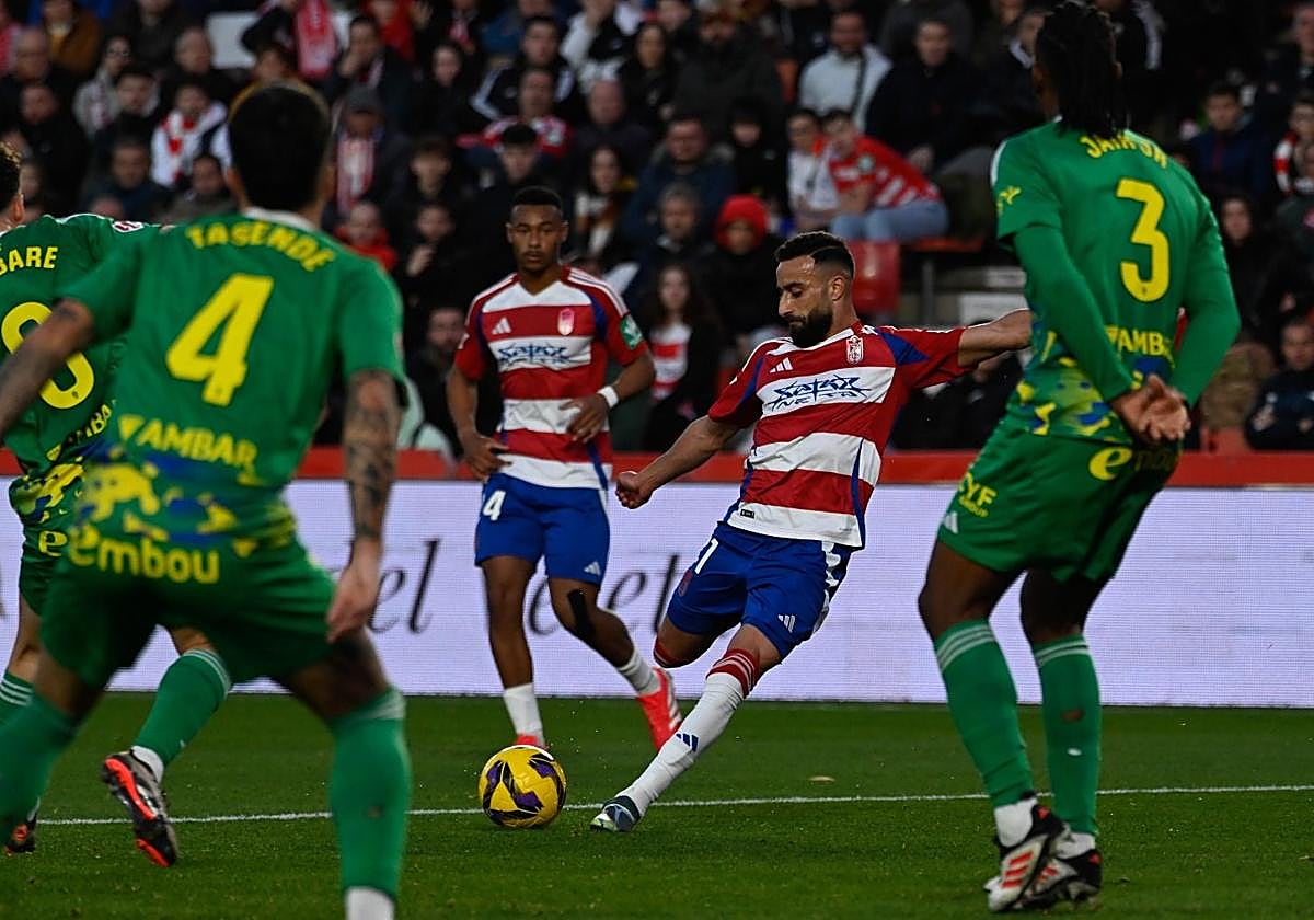 Abde Rebbach arma la pierna derecha para su gol.