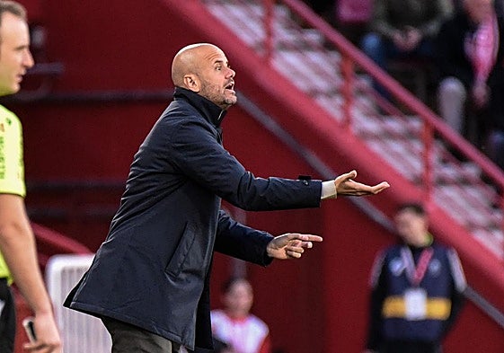 Miguel Ángel Ramírez exige a sus futbolistas durante el partido.