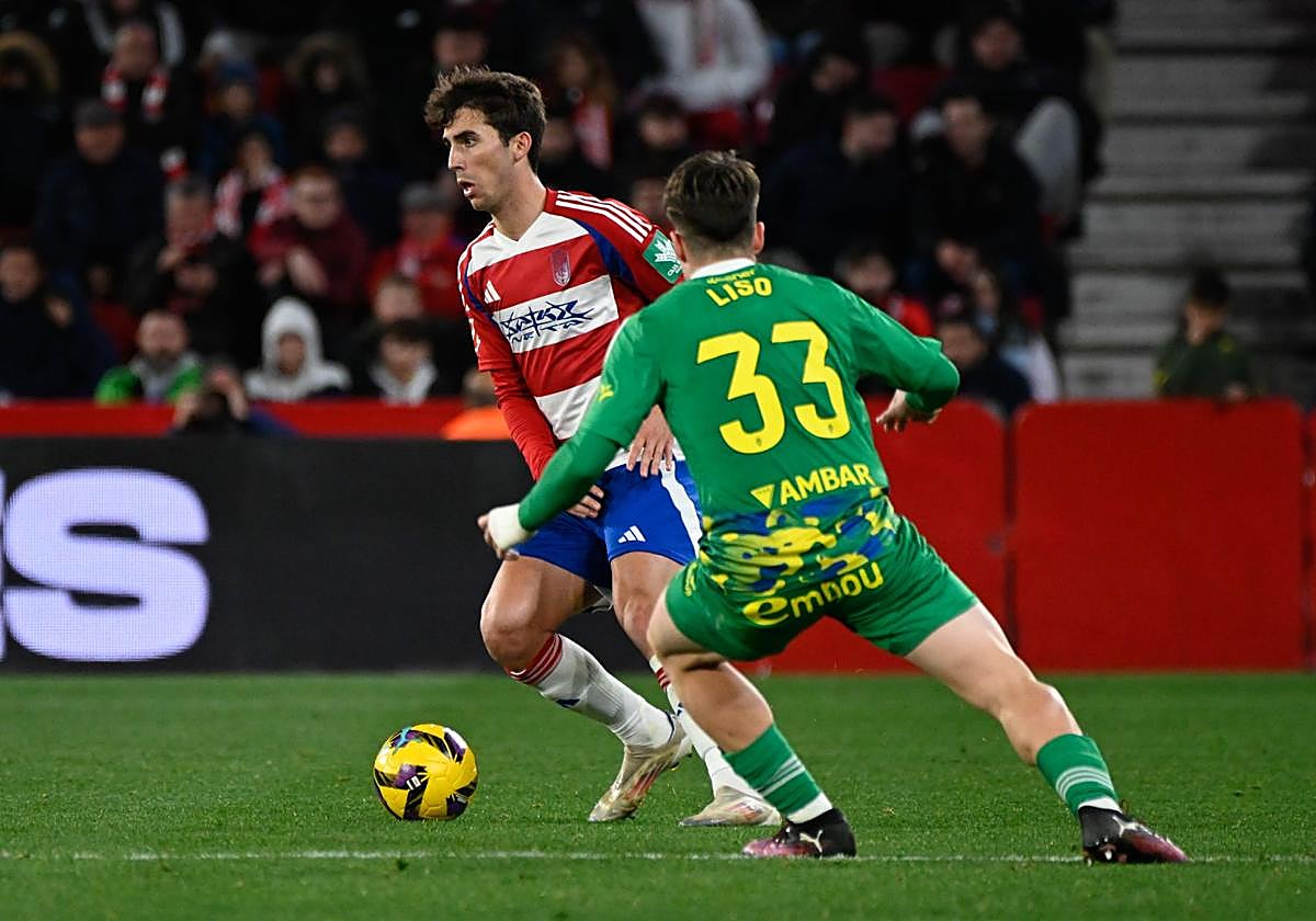 El rojiblanco Manu Lama avanza con el balón ante la presencia del zaragocista Liso.
