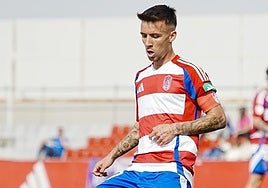 El rojiblanco Mario González golpea un balón en un partido con el Recreativo.