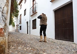 Una mujer que ha denunciado una agresión en el Albaicín pasea por el barrio.