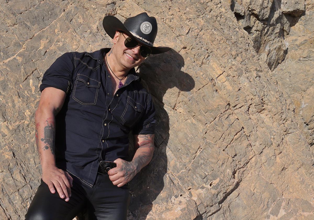 El cantante venezolano afincado en México, Coyote Dax, posa para IDEAL en una zona de Roquetas